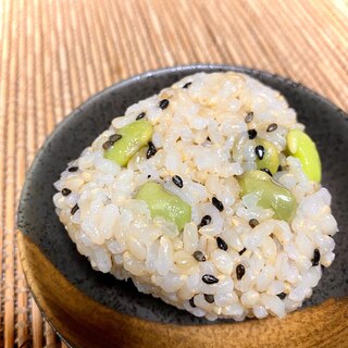 枝豆のぬか漬けとごまのもち麦おにぎり